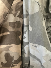 Load image into Gallery viewer, Made In Italy Camo Jacket