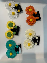 Load image into Gallery viewer, Flower Earrings