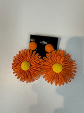 Load image into Gallery viewer, Flower Earrings