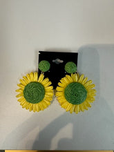 Load image into Gallery viewer, Flower Earrings